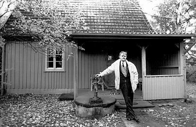  Der oesterreichische Schriftsteller H. C. Artmann in Bargfeld vor dem Haus des Dichters Arno Schmidt in Bargfeld bei Eschede im Landkreis Celle in der Suedheide in der Lueneburger Heide